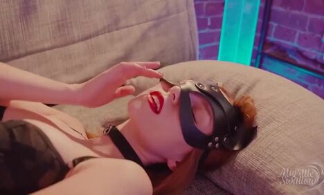 Брюнетка с ярко красными губами демонстрирует пилотку и получает в не - HD порно онлайн