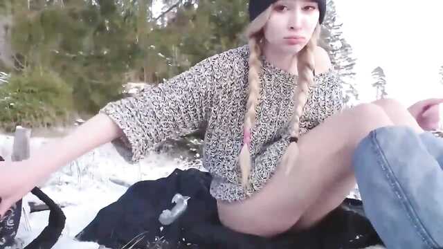 Похотливая девушка мастурбирует зимой в лесу