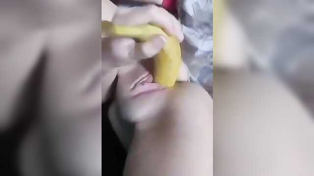 Трахнула себя бананом - видео. Смотреть Трахнула себя бананом - порно видео на arnoldrak-spb.ru